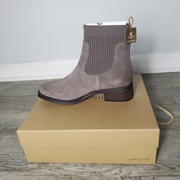 Kenneth Cole Women's Best Chelsea Bootie - Picture 4 of 9